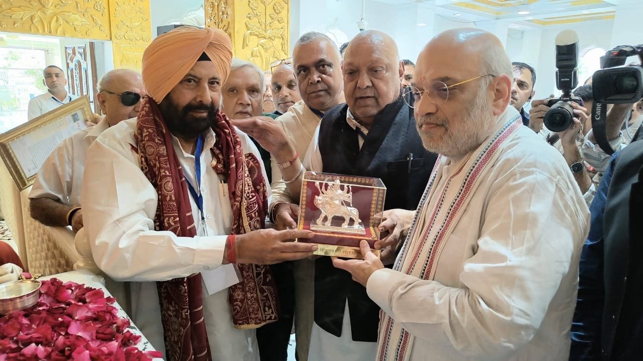 पंजाब पहुँचते ही अमित शाह पहुँचे श्री देवी तालाब मंदिर