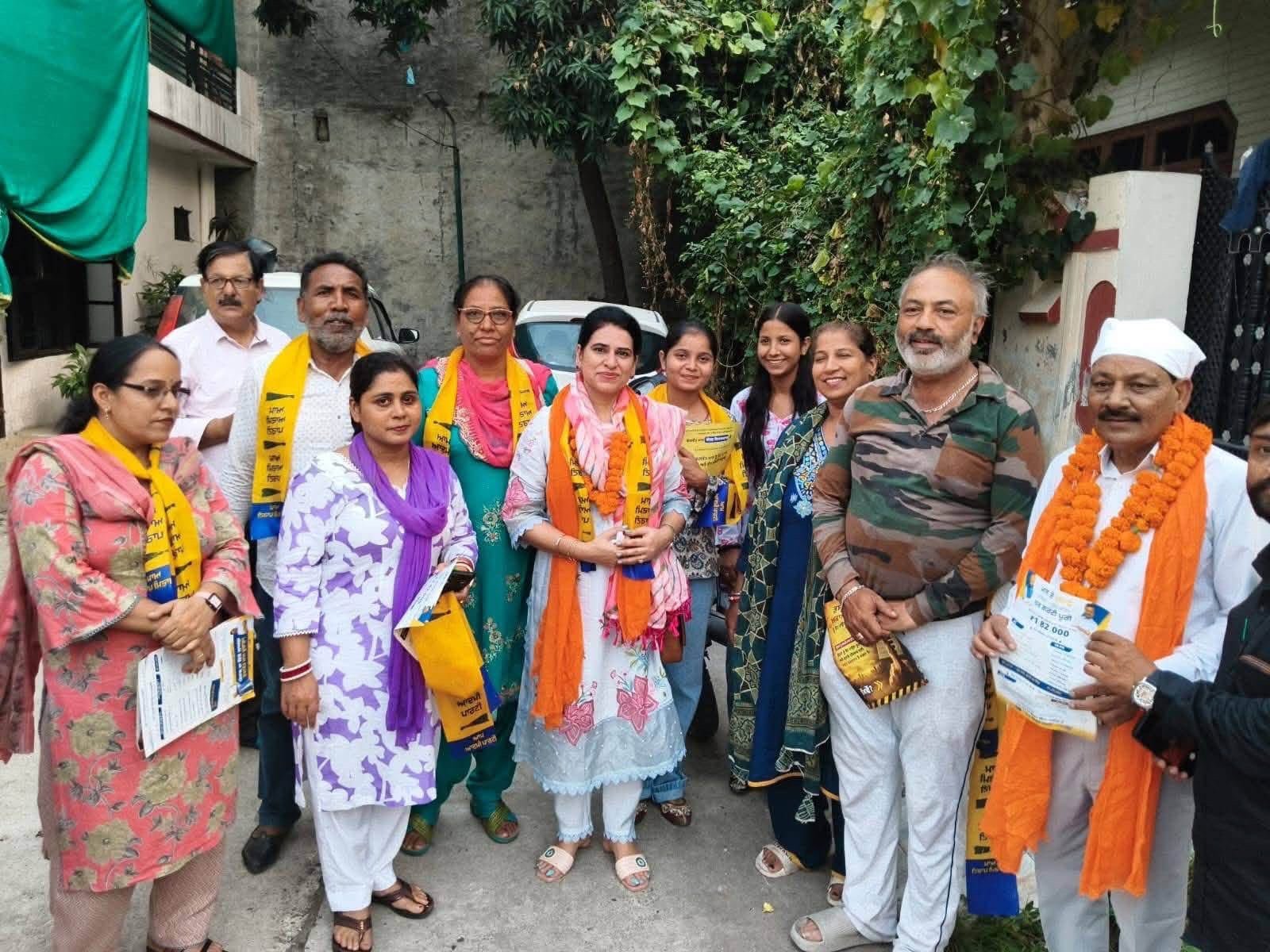 मेयर के साथ पत्नी श्वेता धीर ने संभाली कमान, वार्ड नंबर 84 से डोर-टू-डोर चुनाव प्रचार की जोरदार शुरुआत