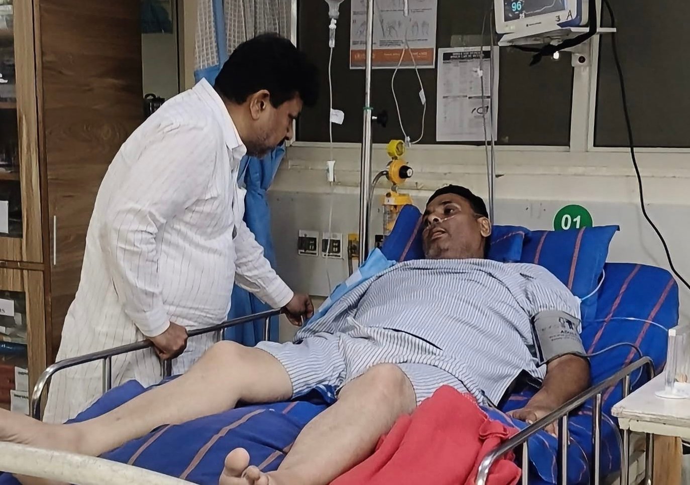 चाक़ुओं के हमले में घायल पार्षद पति मिंटू का हाल जानने पहुंचे MLA रमन अरोड़ा