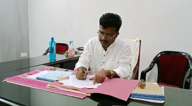 In Ashoknagar Municipality, the name of Deputy Administrator Atish Sarkar is written in big letters on the door of the house of the Deputy Municipal Administrator.