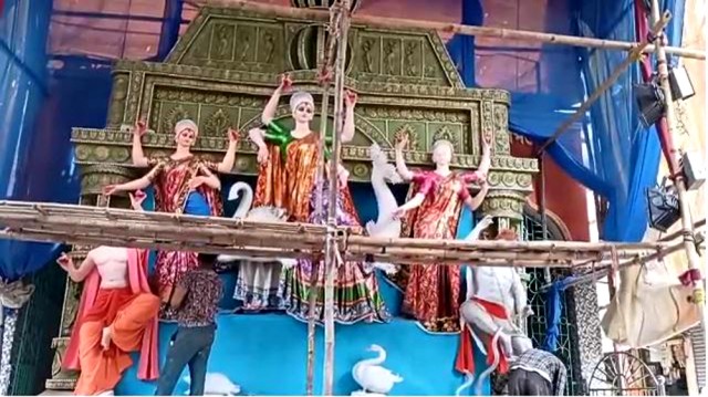 There is a saying that Ras used to show in Navadwip. The name of Navadwip always comes to people's mind when it comes to Ras festival. Crowds of visitors from far and wide can be seen in the center of Ras Jatra of Navadwip. The journey has been almost closed for the past two years.